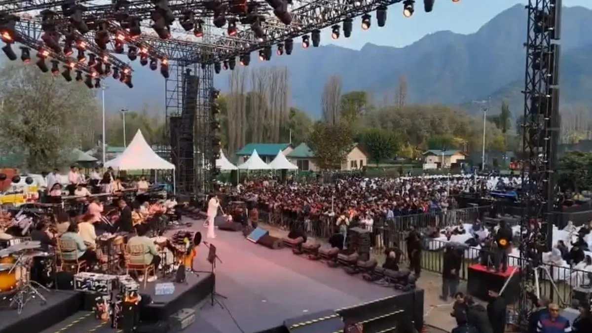 The sound of music soothes the Valley as Sonu Nigam concert sees big turnout
