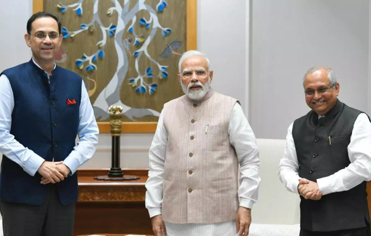 Sanjiv Bajaj, President, CII and Chandrajit Banerjee, DG, CII called on Hon Prime Minister Narendra Modi to seek his advice, guidance and discuss matters of economy and industry