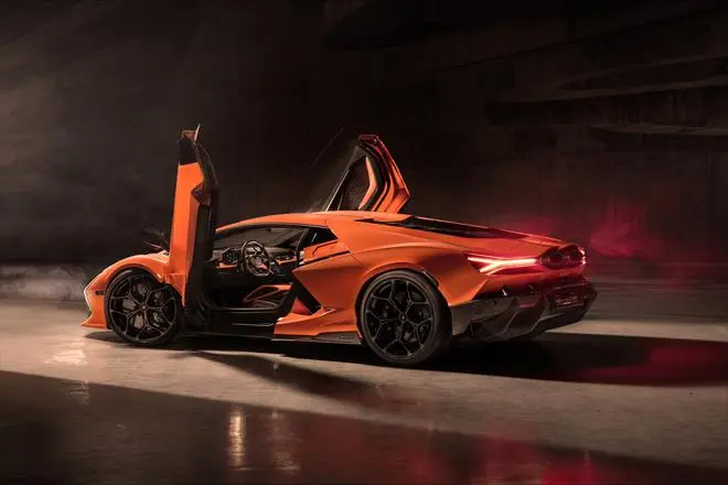 The vertically-opening scissor doors contribute to creating the character of Revuelto The vertically-opening scissor doors contribute to creating the character of Revuelto