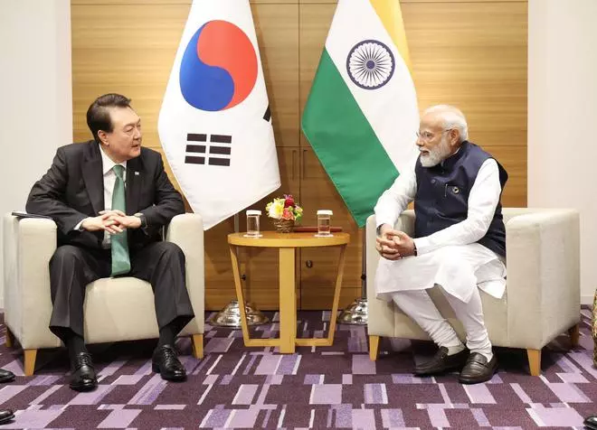 दक्षिण कोरिया के राष्ट्रपति यून सुक येओल के साथ प्रधानमंत्री नरेंद्र मोदी।  स्रोत: ट्विटर पर पीएमओ इंडिया