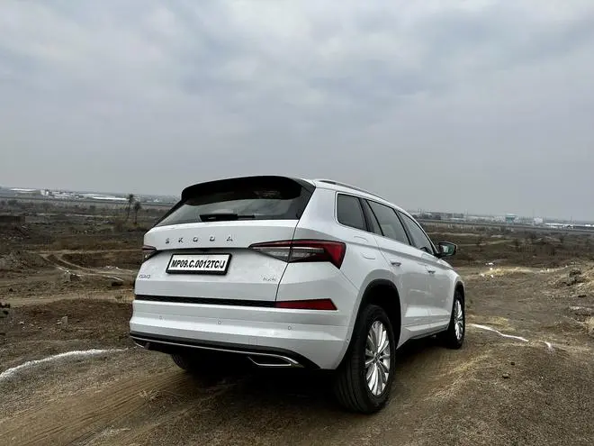 The rear spoiler now gets additional finlets to aid airflow and improve the aerodynamics of this luxury 4x4. The rear spoiler now gets additional finlets to aid airflow and improve the aerodynamics of this luxury 4x4.