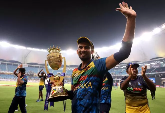 Sri Lanka‘s Dasun Shanaka celebrates with the trophy after winning the Asia Cup. REUTERS
