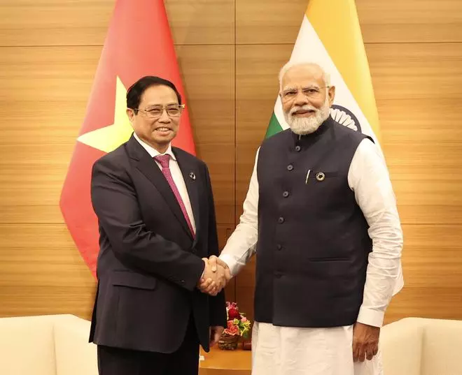 वियतनाम के प्रधानमंत्री फाम मिन्ह चिन्ह के साथ प्रधानमंत्री नरेंद्र मोदी।  स्रोत: ट्विटर पर पीएमओ इंडिया