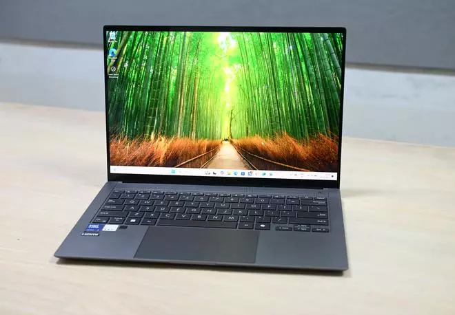 Mantendo a herança dos laptops OLED da Asus, este modelo apresenta uma tela brilhante, vibrante e impressionante. 