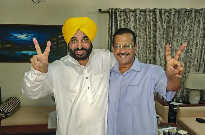 Delhi Chief Minister and AAP convener Arvind Kejriwal and AAP’s Chief Ministerial candidate Bhagwant Mann flash the victory sign, as the party heads to a landslide victory in Punjab Assembly elections. Delhi Chief Minister and AAP convener Arvind Kejriwal and AAP’s Chief Ministerial candidate Bhagwant Mann flash the victory sign, as the party heads to a landslide victory in Punjab Assembly elections.