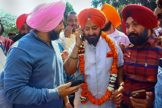 Patiala: AAP candidate from Patiala constituency Ajitpal Singh Kohli, who is contesting against former Punjab CM Capt Amarinder Singh, celebrates his party’s lead during counting day of Punjab Assembly elections, in Patiala district, Thursday, March 10, 2022. Patiala: AAP candidate from Patiala constituency Ajitpal Singh Kohli, who is contesting against former Punjab CM Capt Amarinder Singh, celebrates his party’s lead during counting day of Punjab Assembly elections, in Patiala district, Thursday, March 10, 2022.