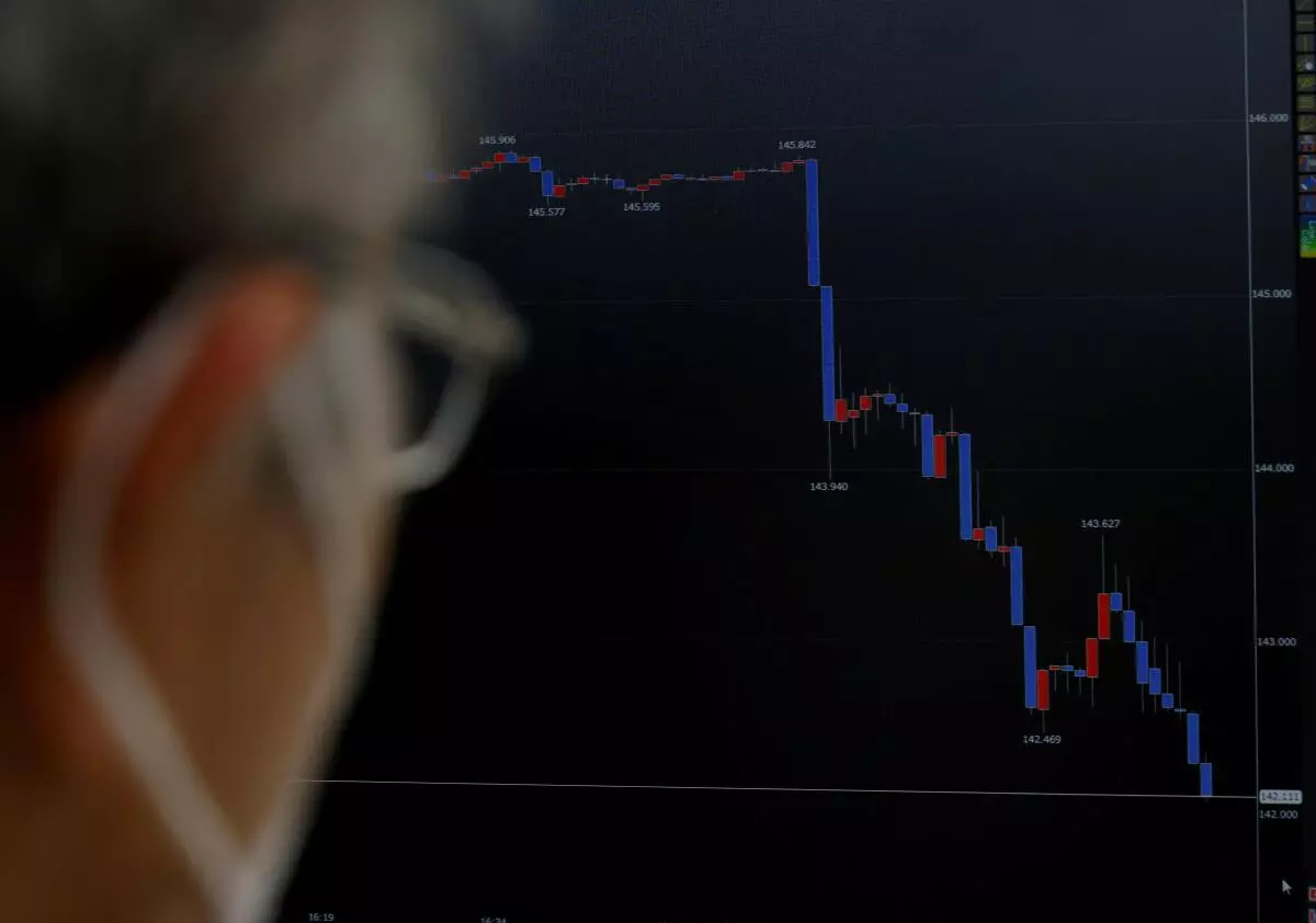 A staff member of the foreign exchange trading company Gaitame.com watches a monitor displaying a graph of the Japanese yen exchange rate (REUTERS/File photo)
