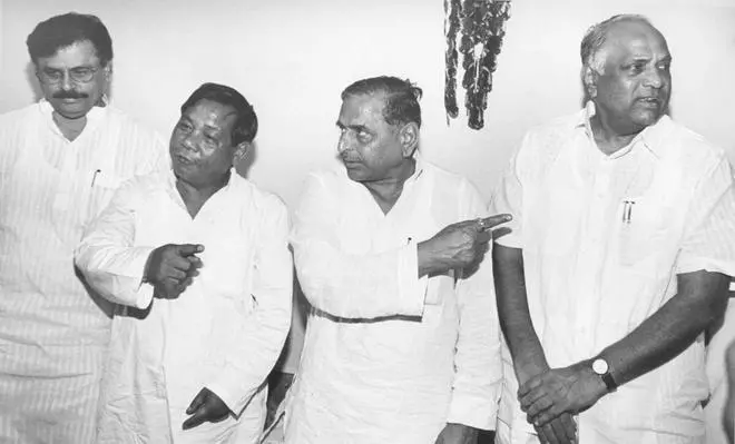 Mulayam Singh Yadav flanked by Sharad Pawar, the Nationalist Congress Party leaders, and PA Sangma during their meeting on electoral alliance in the Capital, New Delhi on July 17, 1999. (The Hindu archives) 