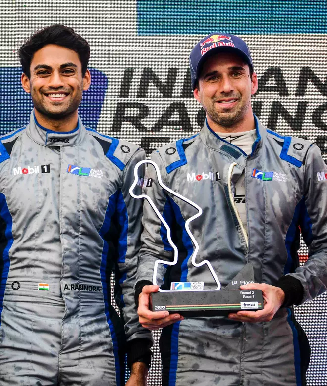 El corredor indio Akhil Rabindra y el corredor suizo Neel Jani