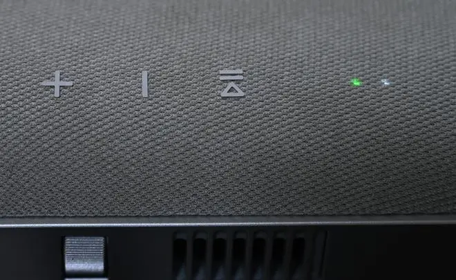 Touch controls on the surface and and focus ring on the side of the M1 Pro Touch controls on the surface and and focus ring on the side of the M1 Pro