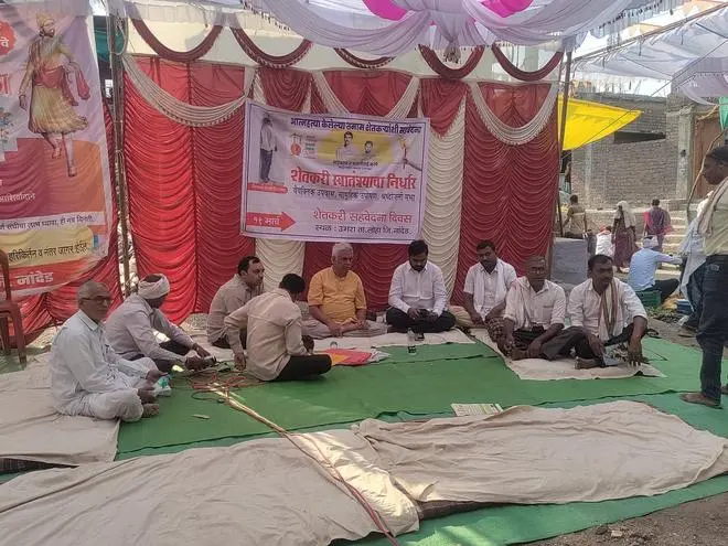 Farmers in Maharashtra observed a day-long fast on Wednesday in memory of Sahebrao Karpe, a farmer who ended his life in 1986. His suicide was first officially recorded farmer suicide in the State. 