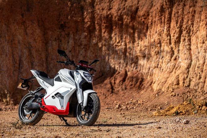 The F77 SuperStreet offers close to 40 bhp and 9.6 kg-m, which is good enough to keep you entertained, regardless of where you ride it. 