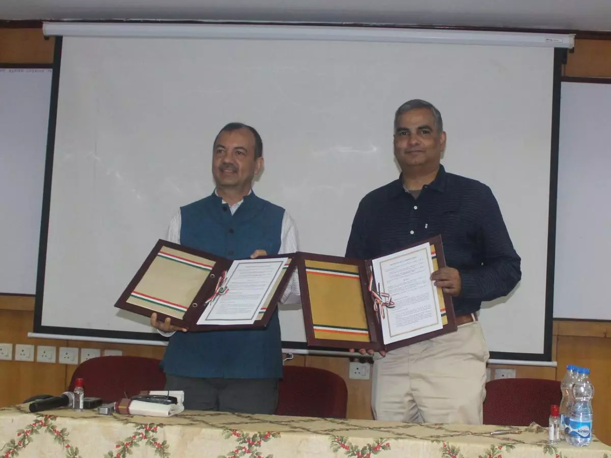 Kumar Tuhin (L), Director General, Indian Council of Cultural Relations & Prof. Raghunathan Rengaswamy, Dean (Global Engagement), IIT-M, with MoU