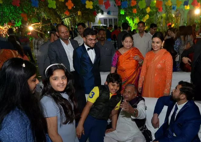 Mulayam Singh Yadav with his wife Sadhna Singh and daughter-in-law, Aparna Yadav, son, Prateek Yadav and grand children during the birthday celebration of Prateek’s daughter in Lucknow. (Rajeev Bhatt)