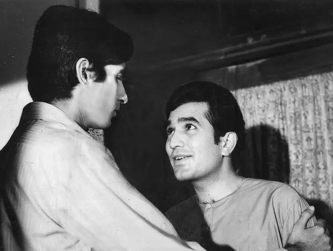 Amitabh Bachchan and Rajesh Khanna in Harshikesh Mukherjee's Anand