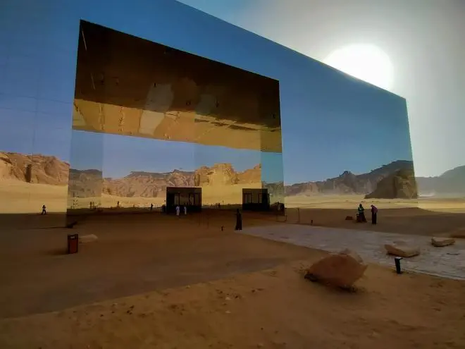 The reflected images on the mirrors are sometimes indistinguishable from the backdrop The reflected images on the mirrors are sometimes indistinguishable from the backdrop