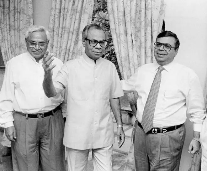 16 सितंबर, 1997 को नई दिल्ली में एक संवाददाता सम्मेलन में एसपी हिंदुजा, अर्जुन असरानी, ​​अध्यक्ष, इंडसलैंड एंटरप्राइजेज एंड फाइनेंस लिमिटेड (बाएं) और एपी हिंदुजा, हिंदुजा ग्रुप ऑफ कंपनीज (इंडिया) के अध्यक्ष थे। (फोटो: द हिंदू आर्काइव्स)
