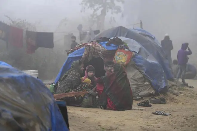 Migrant workers, residing in temporary shelters near the Maripat Station, amid dense fog during a cold winter morning, in Gautam Buddha Nagar district, Tuesday, December 20, 2022. (PTI Photo) Migrant workers, residing in temporary shelters near the Maripat Station, amid dense fog during a cold winter morning, in Gautam Buddha Nagar district, Tuesday, December 20, 2022. (PTI Photo)