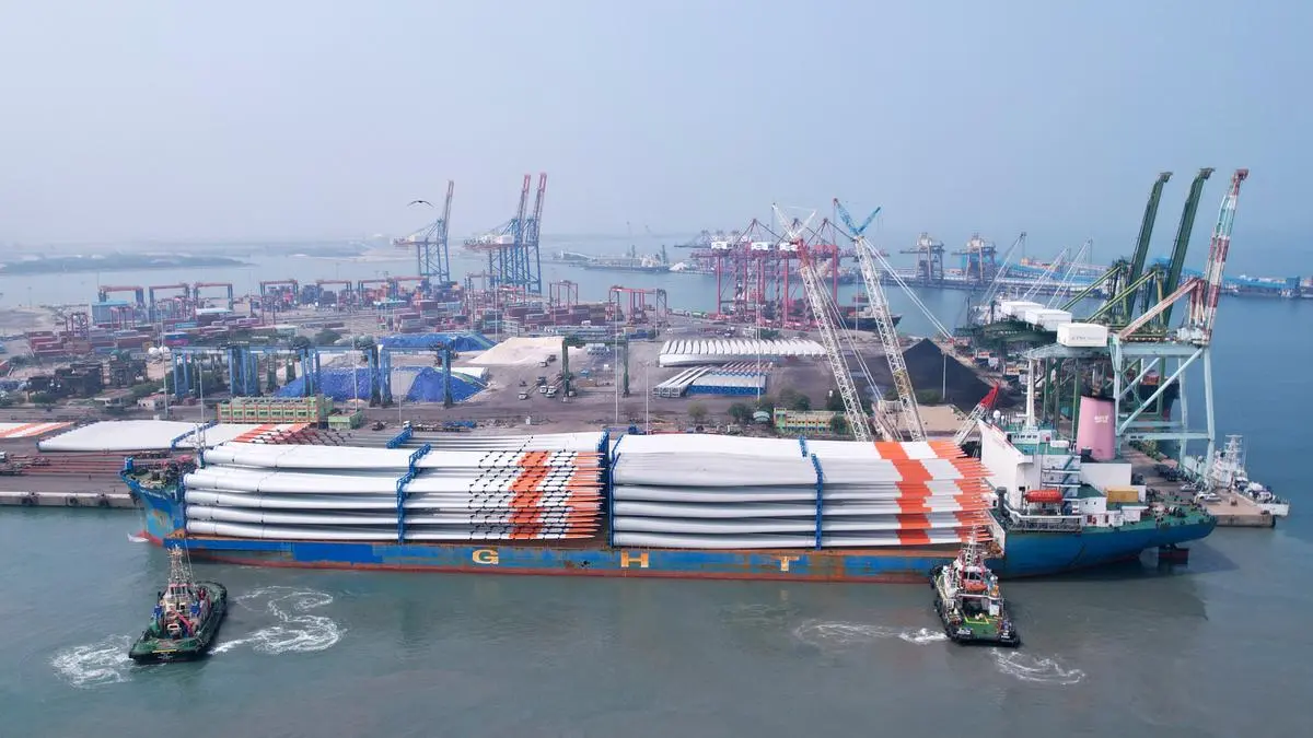 VOC port reaches new milestone by handling of 103 windmill blades in a single ship