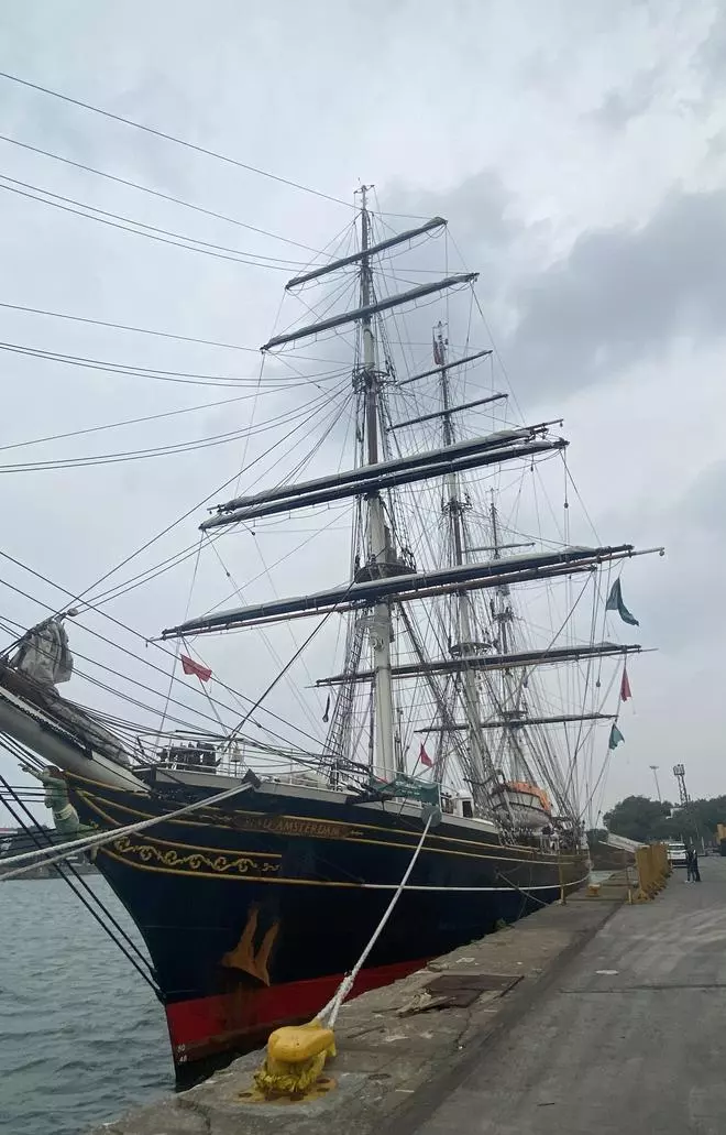 Stad Amsterdam atracado no porto de Chennai