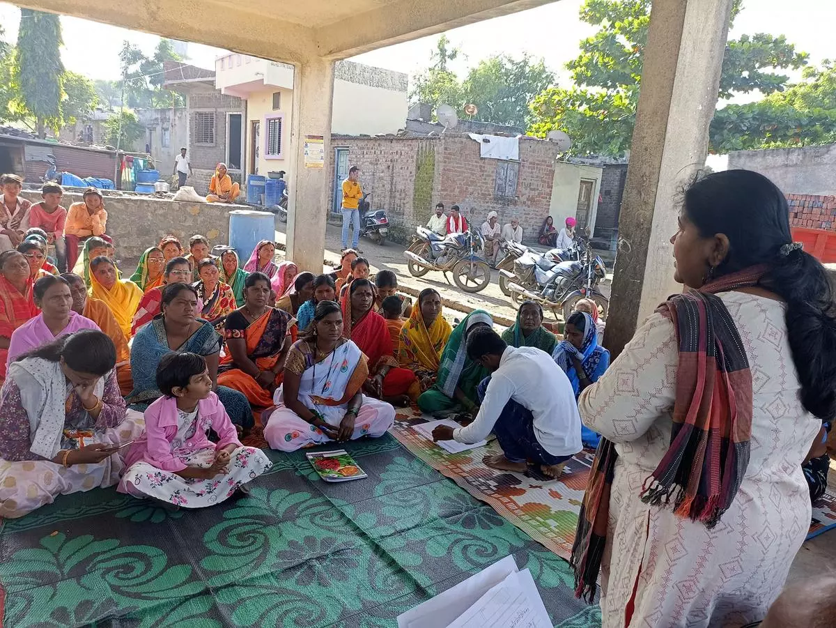 Meeting of women sugarcane cutters in Kathoda (Beed).