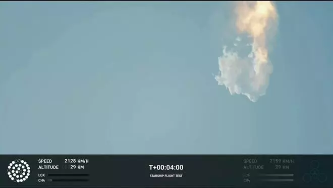 स्पेसएक्स वीडियो से यह अभी भी स्पेसएक्स अंतरिक्ष यान को उड़ान परीक्षण के लिए लॉन्च के बाद विस्फोट दिखाता है 