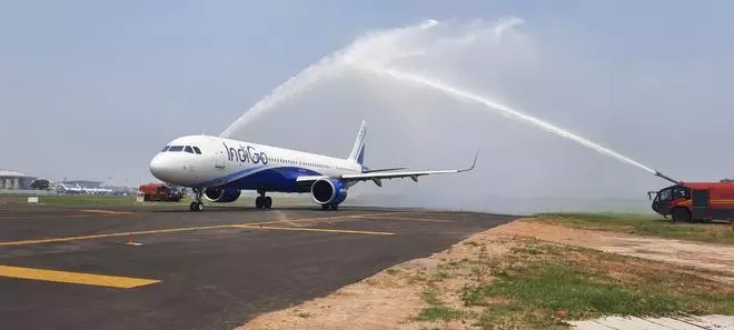 एएआई चेन्नई अंतर्राष्ट्रीय हवाई अड्डे पर ज़ुलु टैक्सीवे का उपयोग करते हुए इंडिगो विमान को जल सलामी 