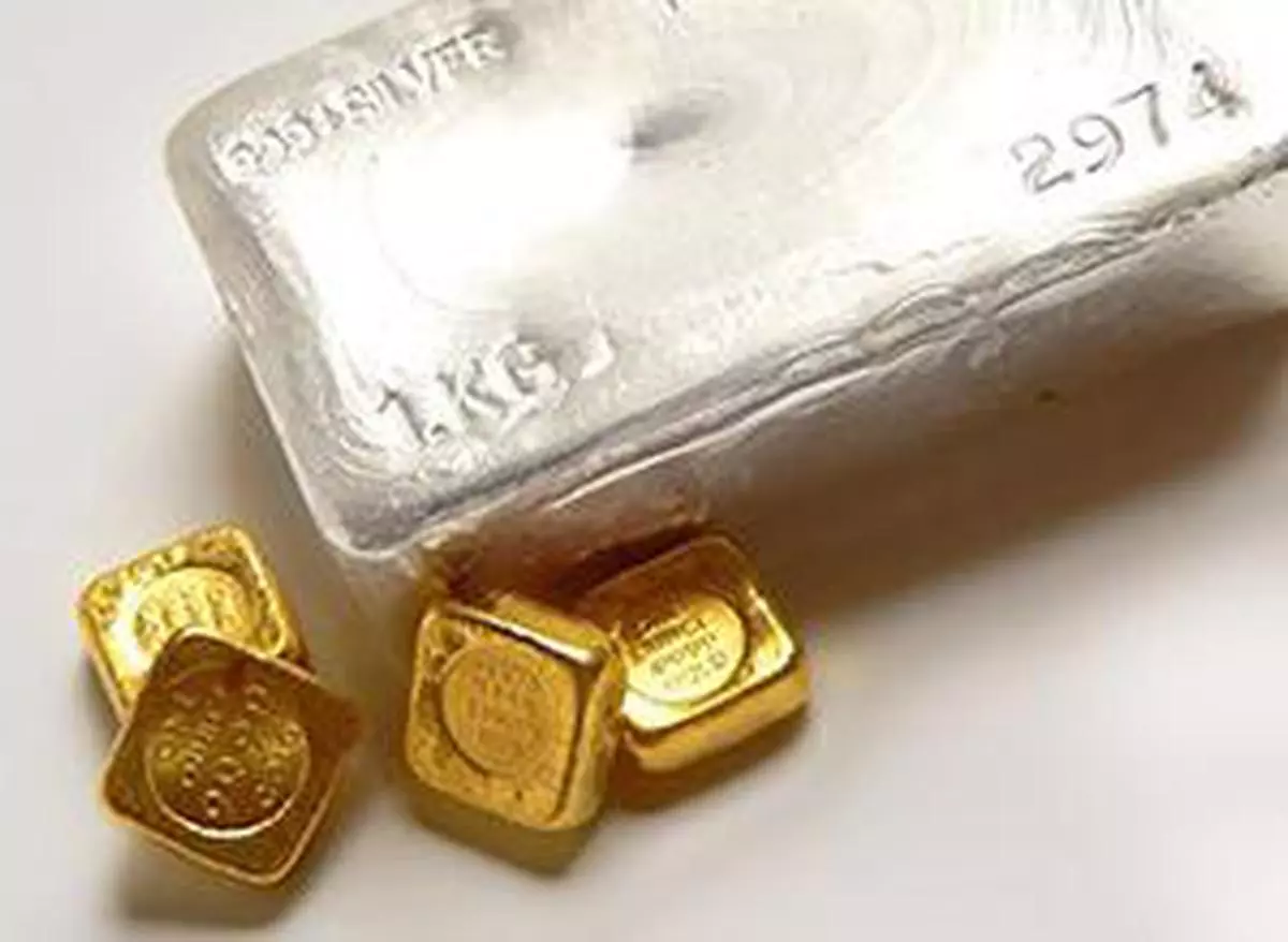 In the national capital, gold of 99.9 per cent and 99.5 per cent purity advanced by Rs 140 each to Rs 31,340 and Rs 31,190 per ten gram, respectively.