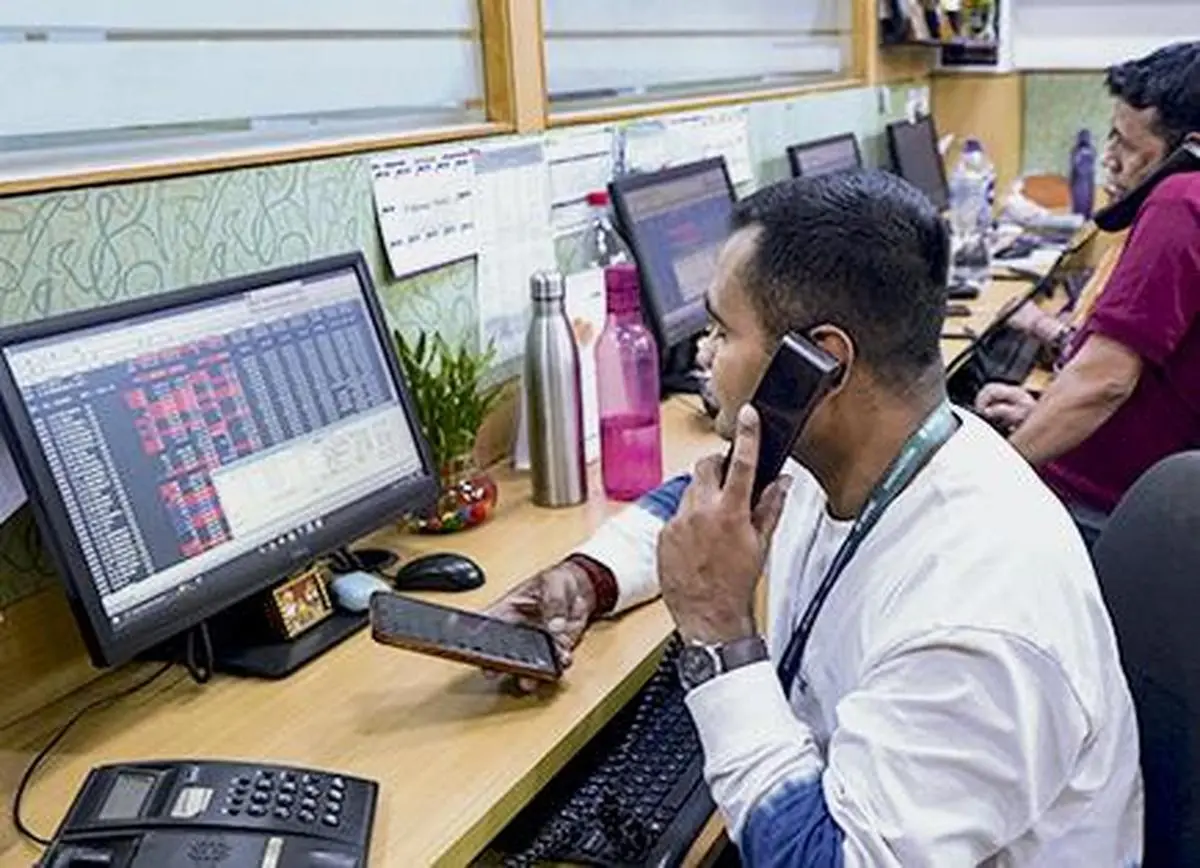 thehindubusinessline.com - Geopolitical storm batters Dalal Street; Sensex tanks 921 points on Iran war fears, crude surge