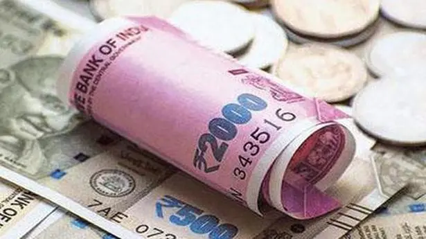 G-Sec rally, Re tumbles on fears of rate hike pause