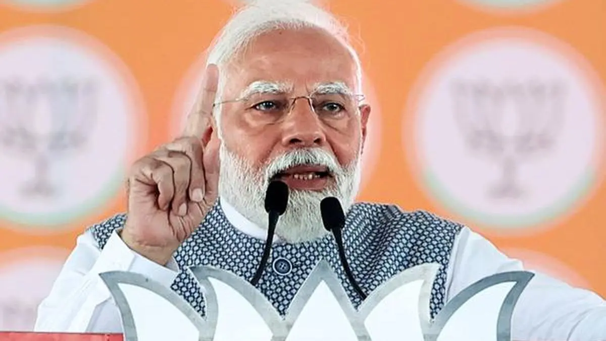 पीएम मोदी ने गांधीनगर लोकसभा क्षेत्र के पोलिंग बूथ पर वोट डाला