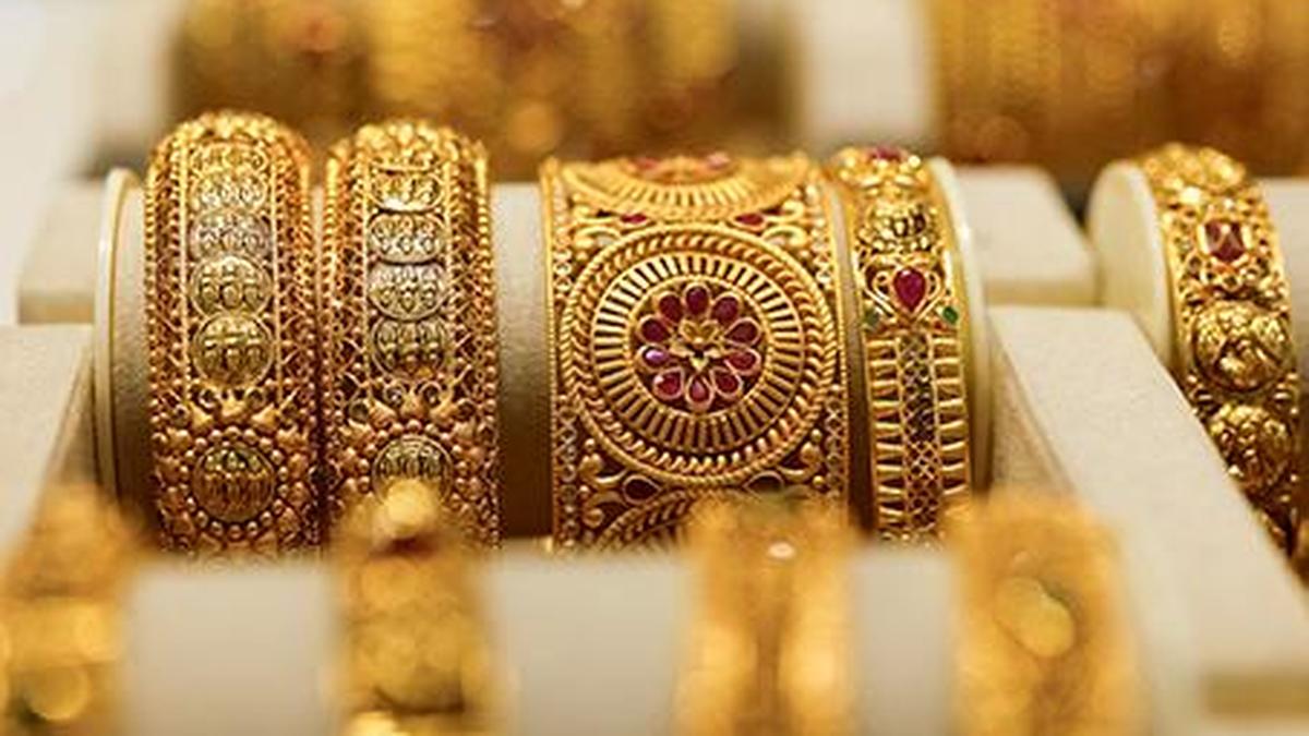 Gold recoups early losses on softer dollar after Iran peace proposal report