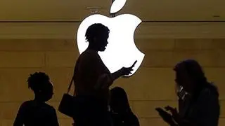    Las exportaciones de teléfonos inteligentes de la India, dirigidas por Apple, han aumentado en el año fiscal 2015 a $ 24.1 mil millones. A pesar del revés, los analistas señalan que la brecha arancelaria entre China e India ahora es más estrecha, lo que limita el incentivo para que Apple cambie su producción a otros países como Vietnam.
