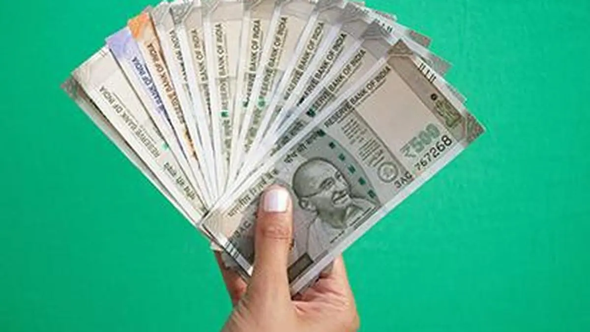 Rupee pinned to lifetime low on stubbornly high oil, heavy equity outflows